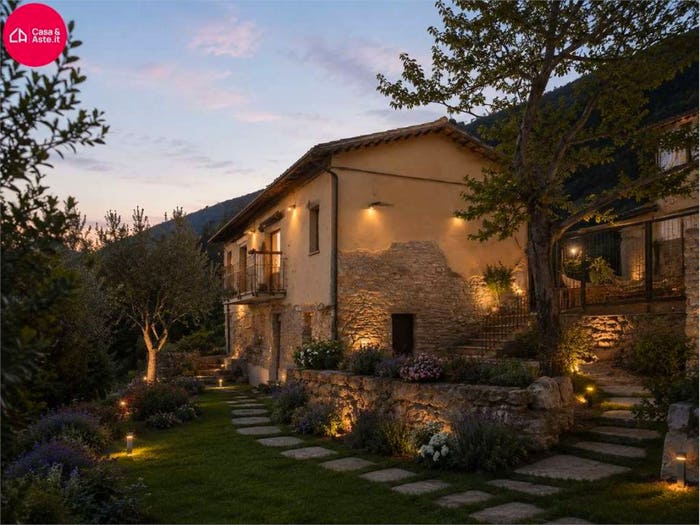 Casa con 6 locali in vendita in via villa d'aria, Serrapetrona
