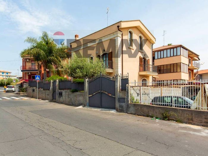 Casa con 6 locali in vendita in Via Poggio del Lupo, Centro, Misterbianco