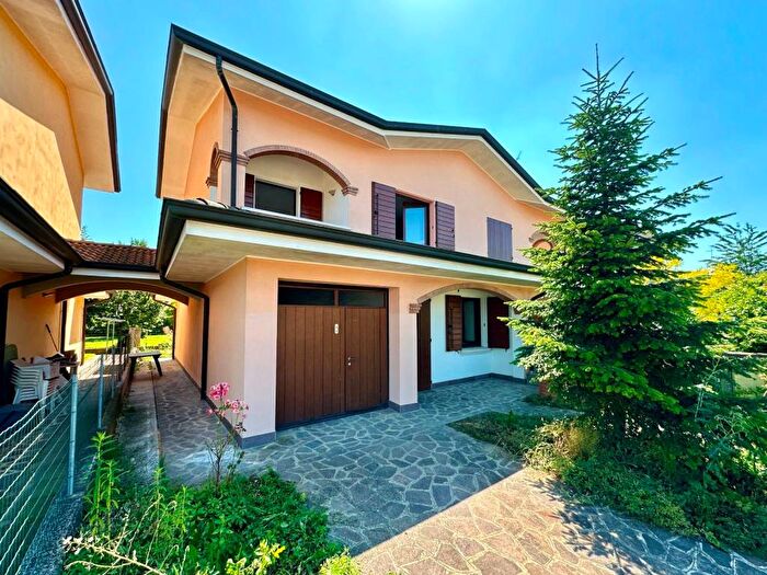 Casa con 5 locali in vendita in Rolo