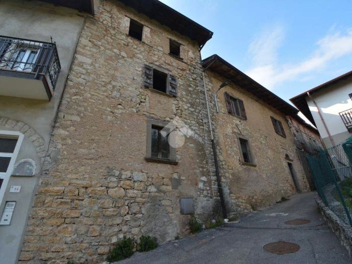 Casa quadrilocale in vendita in Via Acqua, Burligo, Palazzago