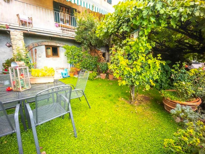 Casa con 6 locali in vendita in Alberghi Via Romana Pescia Morta, Pescia