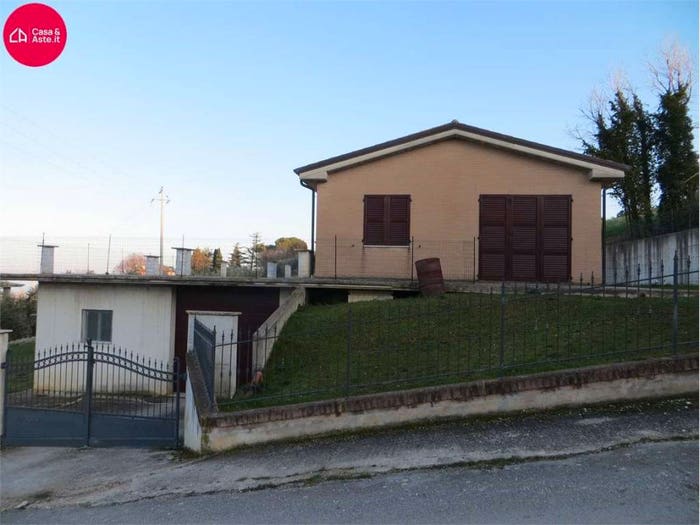 Casa con 6 locali in vendita in VIA BORE DI TENNA, Fermo