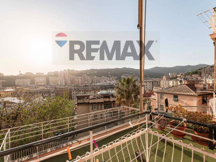 Appartamento con 6 locali in vendita in Via Giovanni Amarena, Marassi, Genova