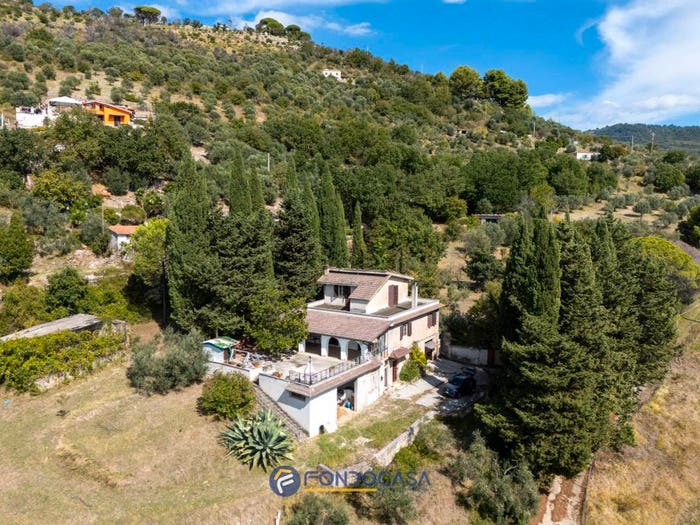Casa quadrilocale in vendita in Via dei Fraticelli, Poli