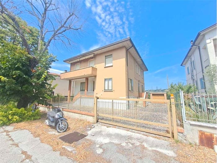 Casa con 6 locali in vendita in Viale Ancona, Vescia Belfiore Scanzano, Foligno
