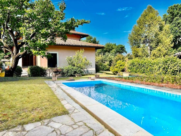 Casa con 6 locali in vendita in Via Nino Bixio, Orino