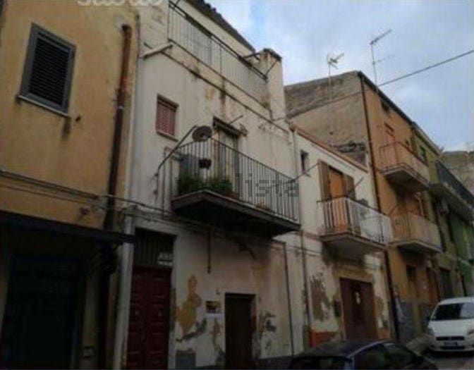 Casa con 6 locali in vendita in Via Giotto, Leonforte