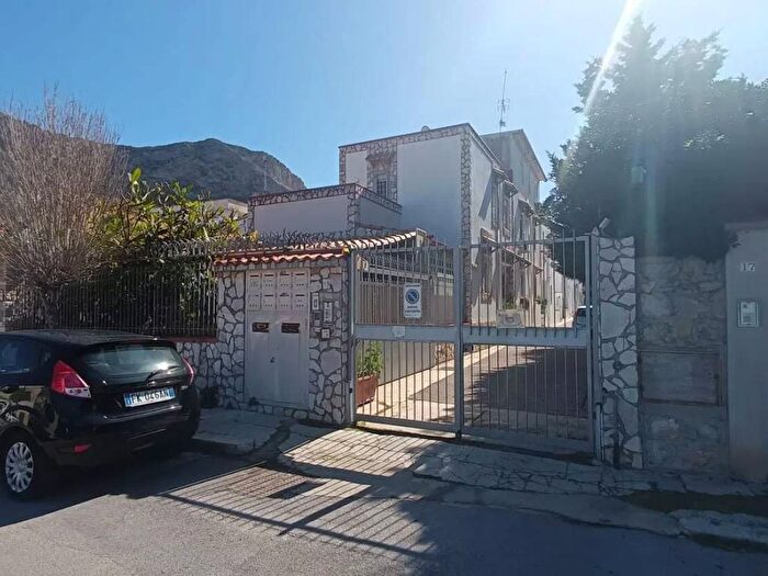 Casa con 6 locali in vendita in Sferracavallo Barcarello, Palermo