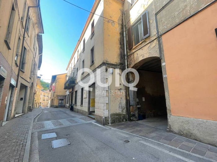 Appartamento trilocale in vendita in Via Giuseppe Garibaldi, Centro, Barzanò