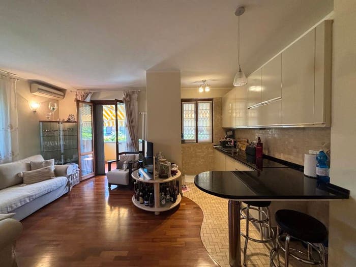 Appartamento quadrilocale in vendita in Via Empoli, Marina di Massa Centro, Massa