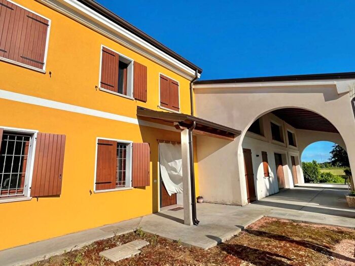 Casa con 6 locali in vendita in Via Cantone, Quistello